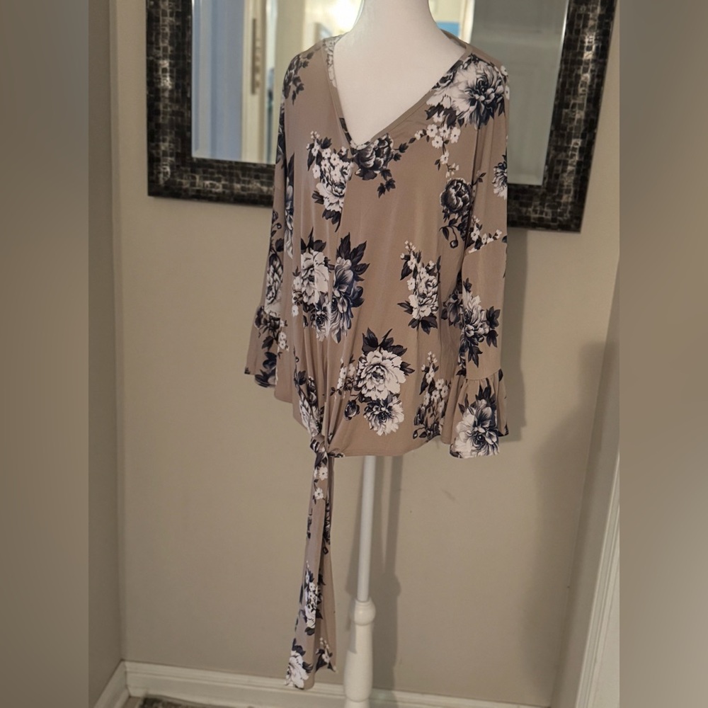 Beautiful, flowy White Birch floral tie front ruffle sleeve long sleeve top